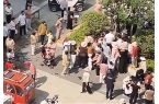 子大妈连盆都端走了还围堵物业要鸡蛋ky开